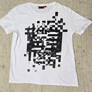 STYLISH WHITE SHORT SLEEVE GRAPHIC TEE BY HUGO BOSS SIZE MEDIUM GREAT CONDITION.